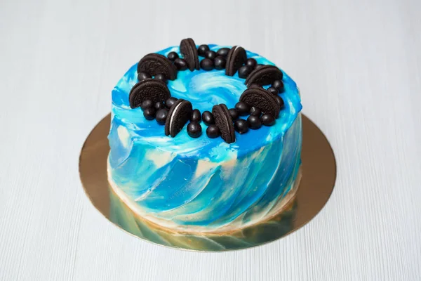 用蓝色水色的奶油和巧克力装饰的蛋糕.花生和巧克力. — 图库照片