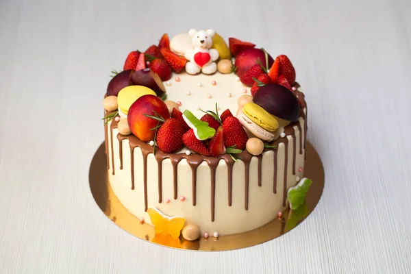 用巧克力水滴、草莓、桃子、杏仁、迷迭香做的蛋糕 — 图库照片