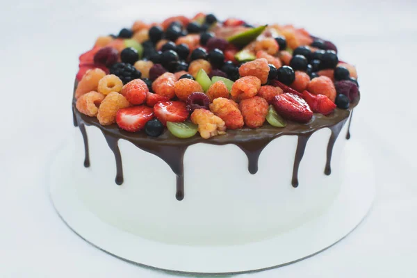 美味的水果蛋糕配纸杯蛋糕庆祝生日快乐. — 图库照片