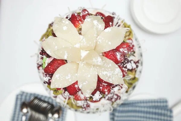 Wedding cake at the Banquet. Cutlery. delicious sweet dessert — Stock Photo, Image