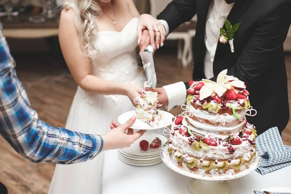 A menyasszony és a vőlegény felvágták az esküvői tortát. — Stock Fotó