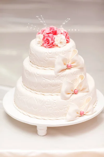 Hochzeitstorte beim Bankett. Besteck vorhanden. leckeres süßes Dessert — Stockfoto