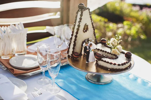 Torta nuziale al banchetto. Posate. delizioso dolce dessert . — Foto Stock