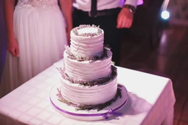 Свадебный торт на банкете. Столовые приборы. вкусный сладкий десерт . — стоковое фото