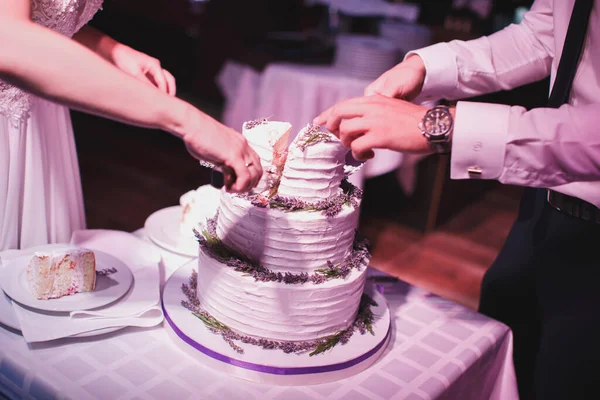 Esküvői torta. A menyasszony és a vőlegény felvágták a tortát a bankettre. — Stock Fotó
