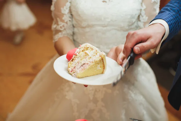 Γαμήλια τούρτα. Η νύφη και ο γαμπρός έκοψαν την τούρτα στο δείπνο. — Φωτογραφία Αρχείου