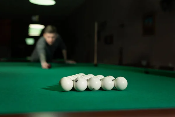 Jogo de bilhar. O homem põe as bolas na mesa de bilhar verde — Fotografia de Stock