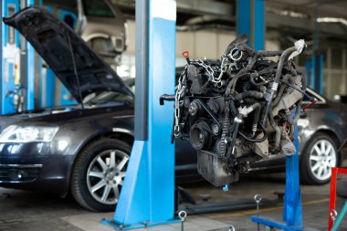 Benzin istasyonunda araba tamiri. Ön planda dış motor