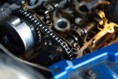 Araç motorunun iç kısmını tamir altında kapat