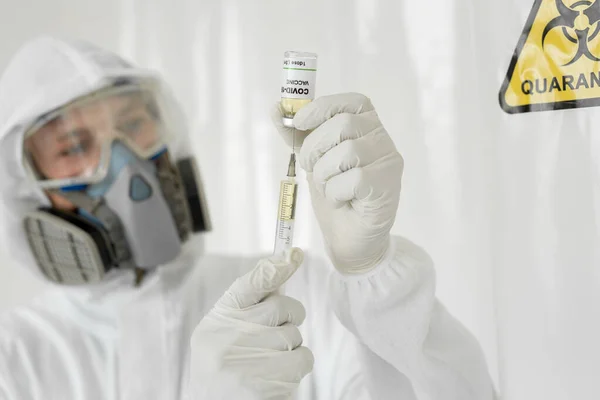 Il medico tiene in mano il vaccino COVID 19 Coronavirus, vaccino e siringa iniettabili. In un laboratorio sicuro Gli scienziati conducono un vaccino di ricerca . — Foto Stock