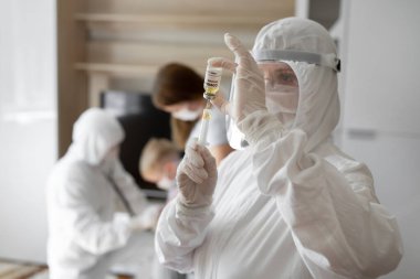 COVID-19, nCoV 2019 veya Corona Virüsü 2019. Şırınga enjeksiyonu ve aşı doktor elinde, önleme, aşılama ve korona virüsü enfeksiyonundan tedavi için kullanılıyor.