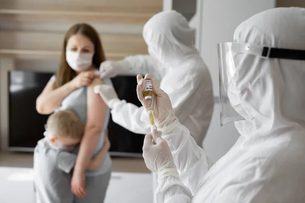 COVID-19, nCoV 2019 o Corona Virus 2019. iniezione siringa e vaccino in mano medico, Si usa per la prevenzione, l'immunizzazione e il trattamento da infezione da virus della corona — Foto Stock