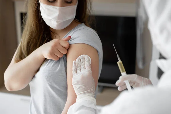 Kişisel koruyucu giysili ya da PPE aşısı aşısı aşısı ile koronavirüs enfeksiyonu riski olan kadın hastaların bağışıklığını tetikliyor. Coronavirus, covid-19 ve aşı konsepti