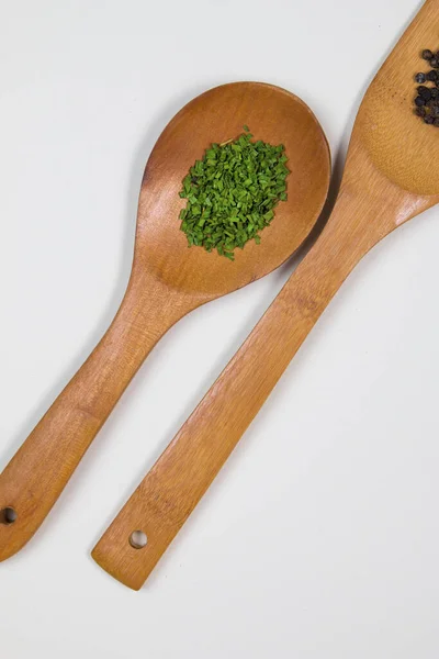 Tahta kepçe ve biraz bitki ve baharat.