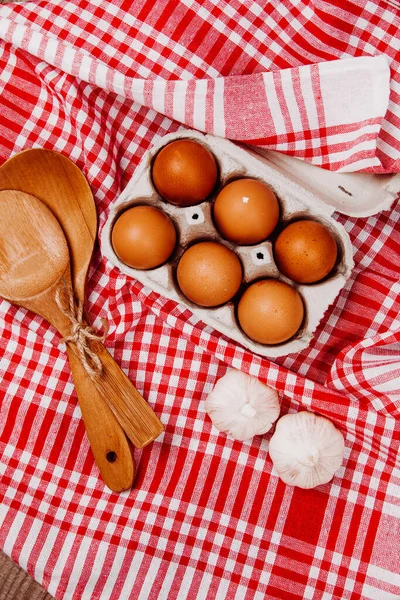 Cucharones Madera Ajo Huevos Sobre Una Alfombra Mesa Roja Blanca — Foto de Stock