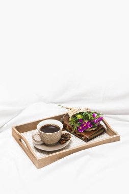 Çarşafa sarılmış çiçeklerle sabah kahvesi.