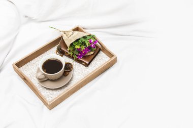 Çarşafa sarılmış çiçeklerle sabah kahvesi.