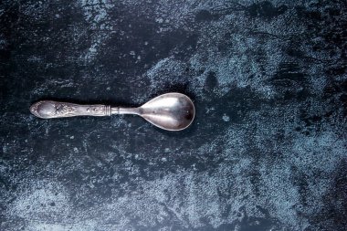 Grundge mavi arka planda eski gümüş kaşık