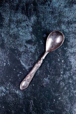 Grundge mavi arka planda eski gümüş kaşık