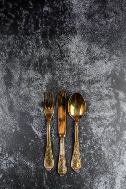 Grundge Blue arka planda klasik altın yemek seti