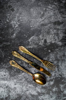 Grundge Blue arka planda klasik altın yemek seti