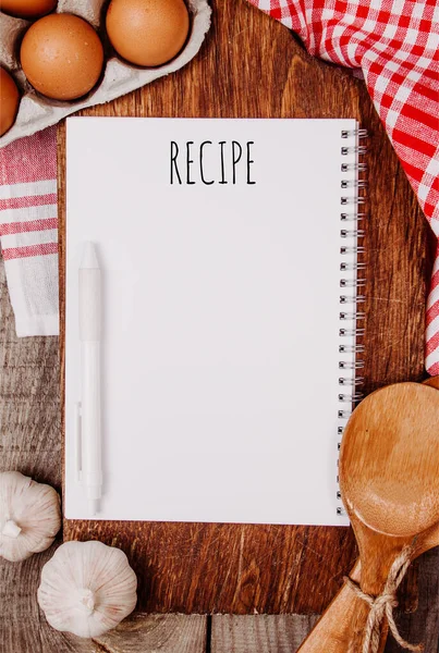 木の板の上にニンニク ラドル 卵と引用と空白のノートブックを持つ木製の背景レシピ — ストック写真