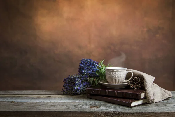 Vintage Foto Von Büchern Kaffeetasse Und Lavendel Auf Einem Holztisch — Stockfoto