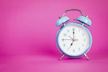 Pembe arka planda güzel bir retro mavi pastel alarm saati