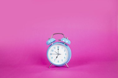 Pembe arka planda güzel bir retro mavi pastel alarm saati