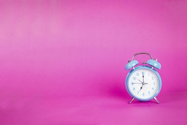 Pembe arka planda güzel bir retro mavi pastel alarm saati