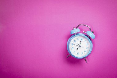 Pembe arka planda güzel bir retro mavi pastel alarm saati