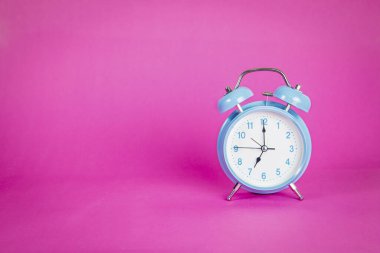 Pembe arka planda güzel bir retro mavi pastel alarm saati