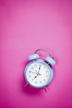 Pembe arka planda güzel bir retro mavi pastel alarm saati