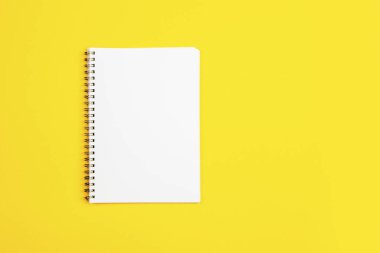 Sarı arkaplanda boş beyaz sayfa