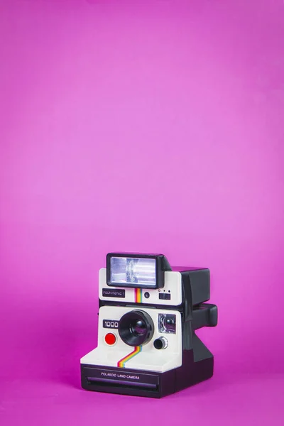 Polaroid Fotokamera Auf Lebendigem Rosa Hintergrund — Stockfoto