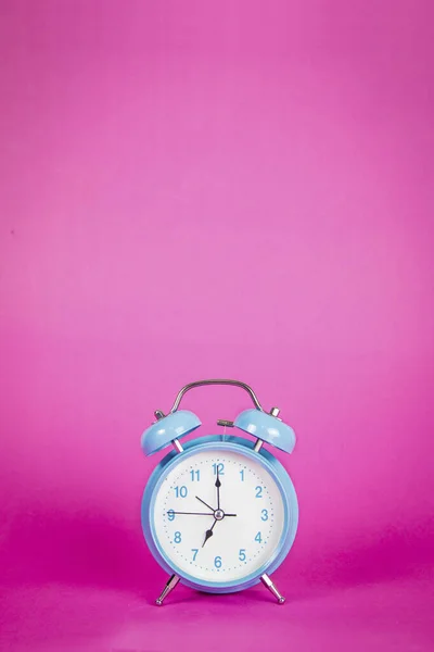 Mooie Retro Blauwe Pastel Wekker Een Levendige Roze Achtergrond — Stockfoto