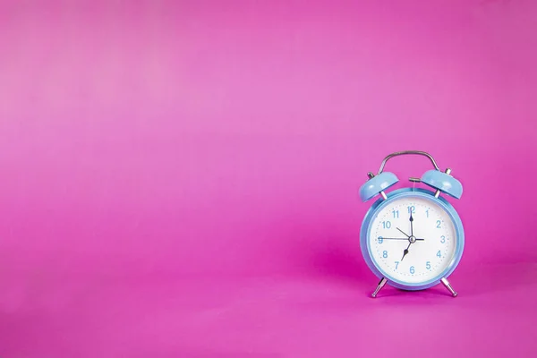 Gyönyörű Retro Kék Pasztell Ébresztőóra Élénk Rózsaszín Háttér — Stock Fotó