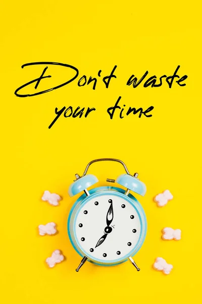 Relógio Alarme Azul Com Gráficos Texto Não Perca Seu Tempo — Fotografia de Stock