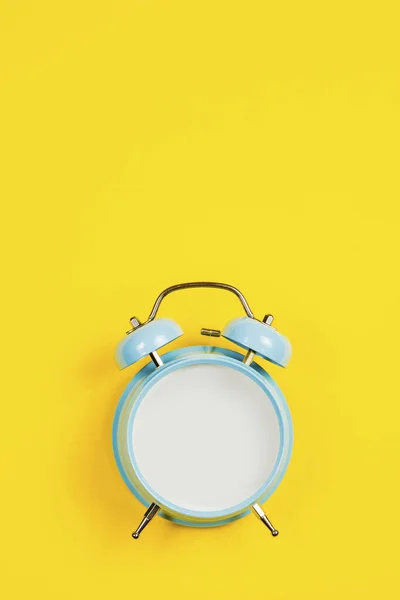 Vintage Relógio Alarme Branco Azul Fundo Amarelo — Fotografia de Stock