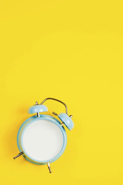 Reloj Despertador Blanco Azul Vintage Sobre Fondo Amarillo — Foto de Stock