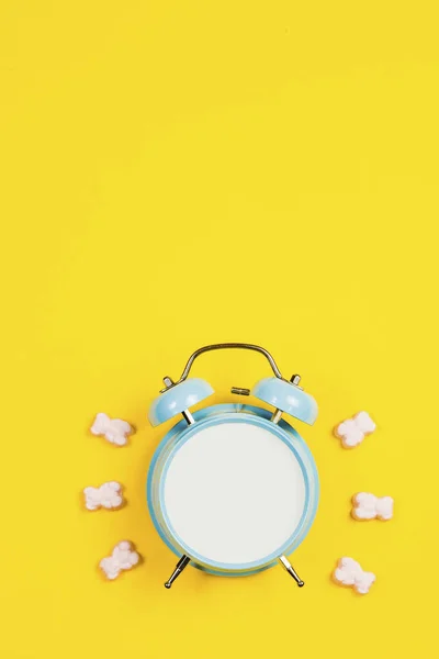 Reloj Despertador Blanco Azul Vintage Sobre Fondo Amarillo — Foto de Stock