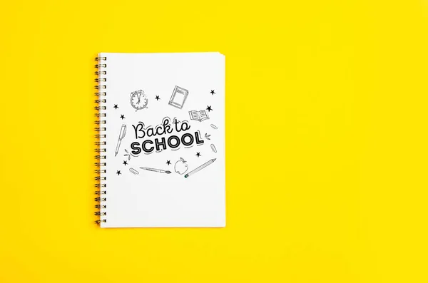 Λευκή Σελίδα Σκίτσα Και Κείμενο Επιστροφή Στο Σχολείο Κίτρινο Φόντο — Φωτογραφία Αρχείου