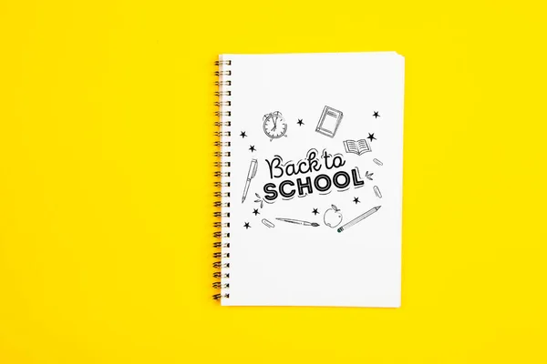 Λευκή Σελίδα Σκίτσα Και Κείμενο Επιστροφή Στο Σχολείο Κίτρινο Φόντο — Φωτογραφία Αρχείου