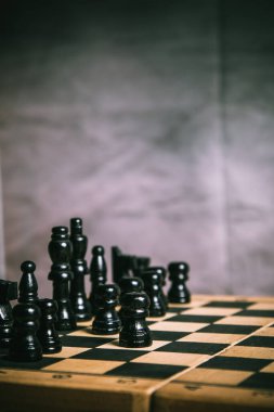 Satranç tahtasında satranç sahnesi