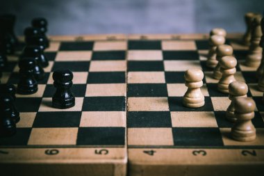 Satranç tahtasında satranç sahnesi