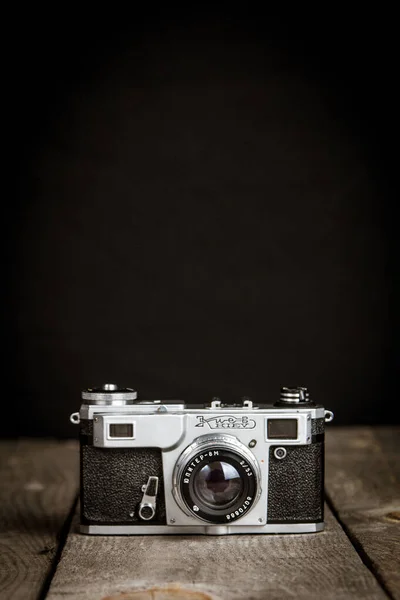 Old Vintage Photo Camera Black Background Wooden Table — Stock Photo, Image