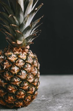 Taş bir yüzeydeki stüdyoda güzel bir ananas.