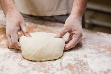 Fırında taze mangır fotoğrafı.