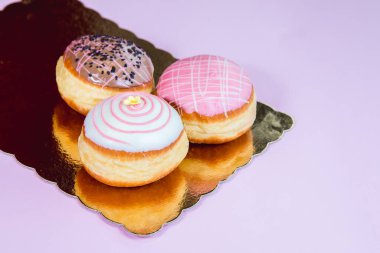 Çeşitli dekorasyonlara sahip taze renkli çörekler.