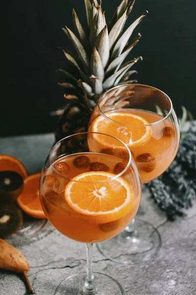 Cóctel Vodka Naranja Elegante Copa Vino Con Kiwi Piña Frambuesas —  Fotos de Stock